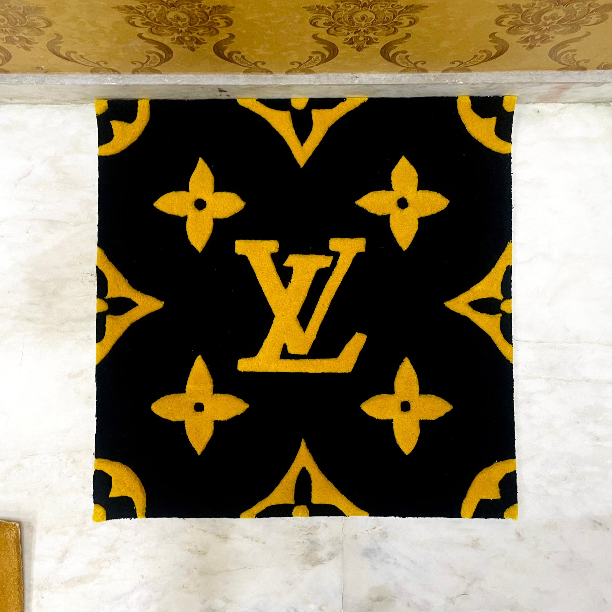 Louis vuitton scarf 2024 black and gold