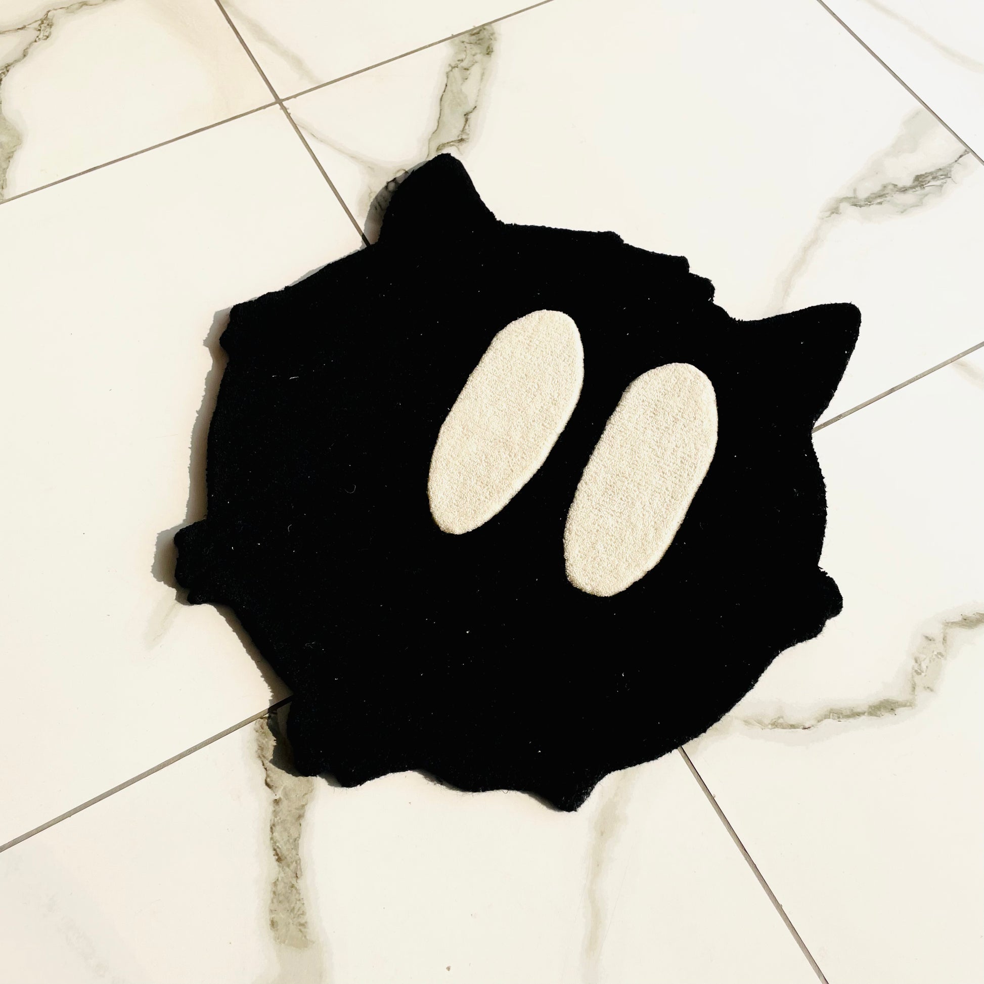 Black cat rug with big white eyes