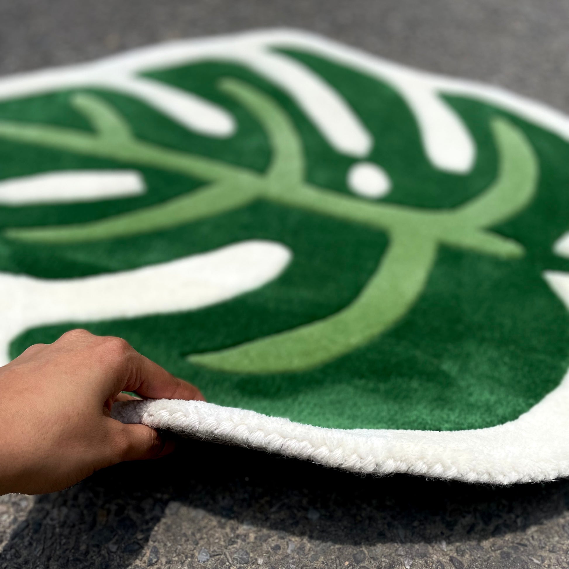 Monstera Leaf Hand-Tufted Rug (Green/Pink) – Carpet Diem